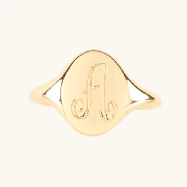 Ein kleiner Erbstück-Siegelring von Leo Black, 14 Karat Gelbgold, 793 €, catbirdnyc.com.