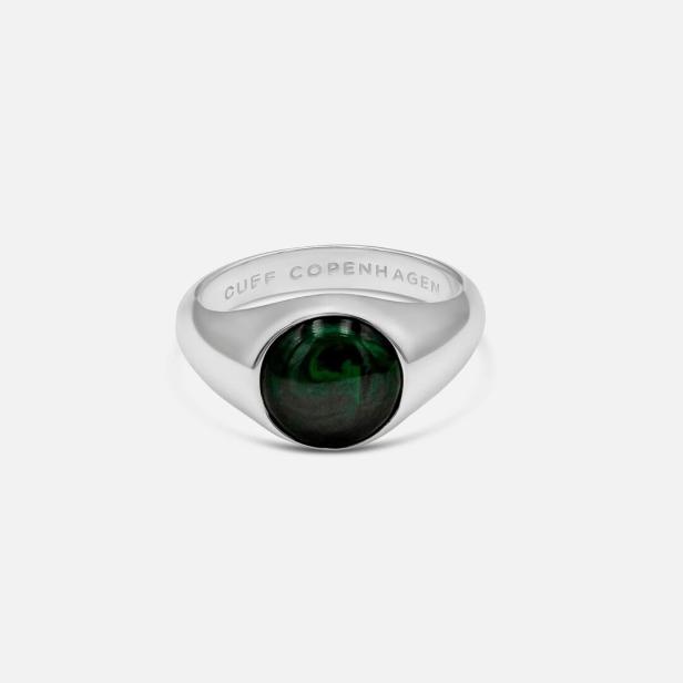 Ein silberner Ring von Cuff Copenhagen mit einem grünen Stein.