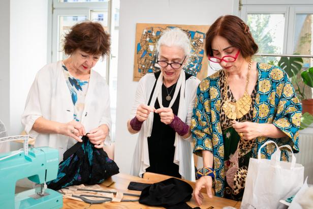Nelly Waroschanov, Gerda Breitenfelder und Jacqueline Franz (v. li.) im Klub im 8. Bezirk.