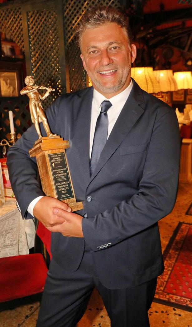 Tenor Jonas Kaufmann mit dem Goldenen Johann Strauss in der Hand
