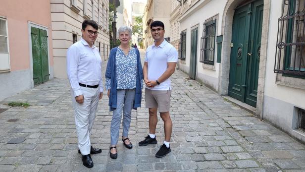 Shokat Walizadeh (li.) und Amir Sahil (re.) vom Verein „Neuer Start“ mit Yasmin Randall von „You Are Welcome“. 