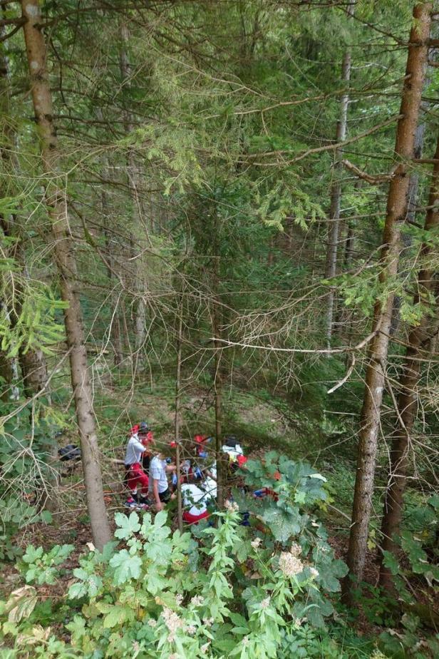 Einsatzkräfte bei Bergung in Waldstück