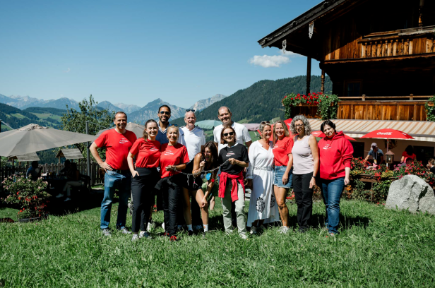 Das Gemeinschaftsgefühl unter den Teilnehmer:innen war spürbar ... Wanderer, eingeladen von Coca Cola/ Alpbach