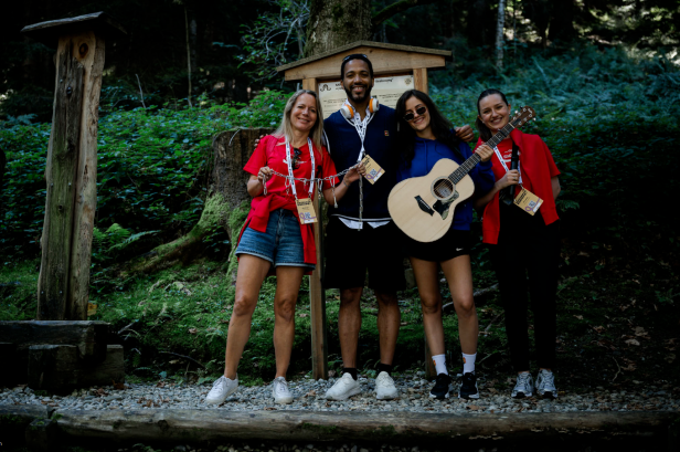 .... – auch dank der Musik als verbindendes Element. Wanderer, eingeladen von Coca Cola/ Alpbach
