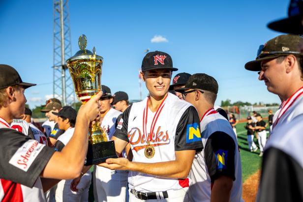Baseballspieler mit Pokal