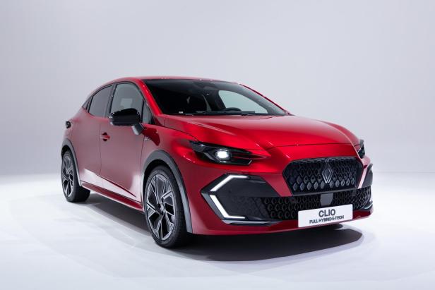 Ein roter Renault Clio E-Tech steht in einem hellen Studio.