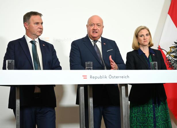 Andreas Babler, Christian Stocker und Beate Meinl-Reisinger bei einer Pressekonferenz.