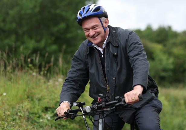 Der Vorsitzende der Liberaldemokraten, Ed Davey, bei einem Werbebesuch in Thame.