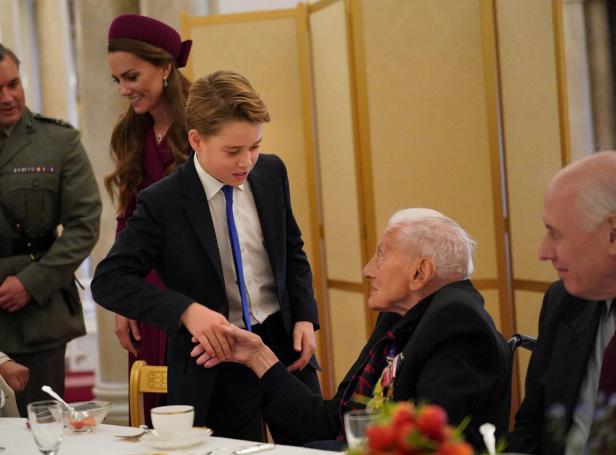 Prinz George gibt einem alten Mann die Hand