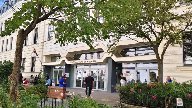 Eltern warten vor der Schule auf ihre Kinder