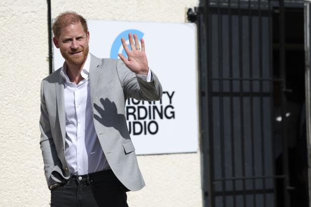 Prince Harry visits Community Recording Studio in London Prince Harry besucht Community Recording Studio in London