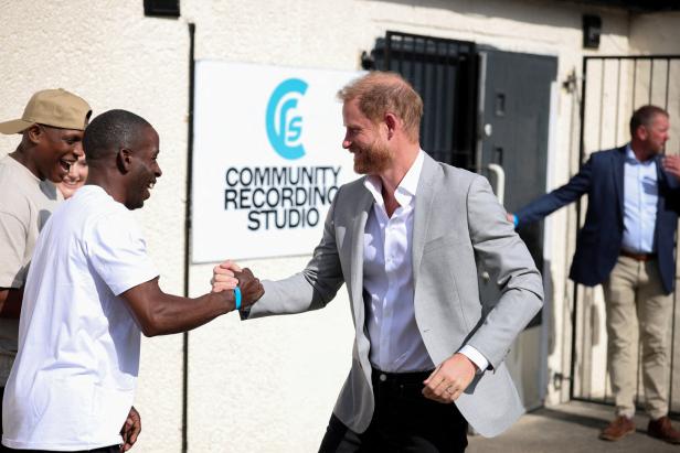 Britain's Prince Harry visits the Community Recording Studio in Nottingham Prinz Harry besucht das Community Recording Studio in Nottingham