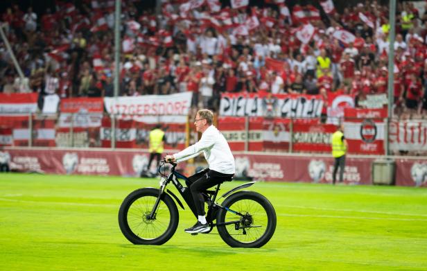 Teamchef Rangnick kam wegen seiner Knöchelprobleme mit dem Rad