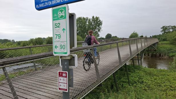 Tafeln zeigen die „Knotenpunkte“ an.