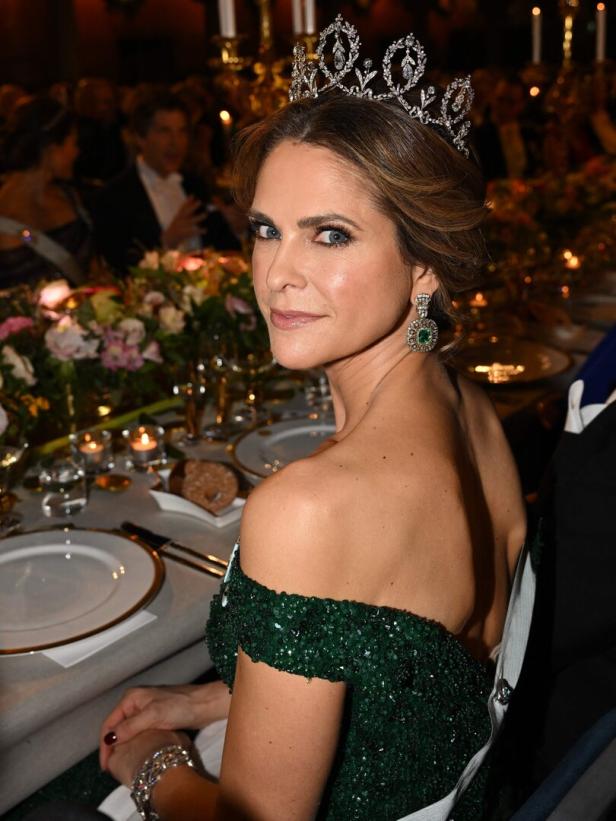 Prinzessin Madeleine von Schweden mit Tiara und grünem Kleid beim Nobelpreis-Bankett.