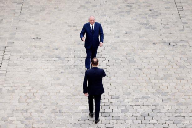 Politischer Staffellauf TOPSHOT-FRANCE-POLITICS-GOVERNMENT-HANDOVER