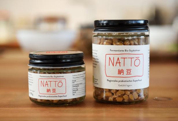 Zwei Einweggläser voller Natto aus Österreich.