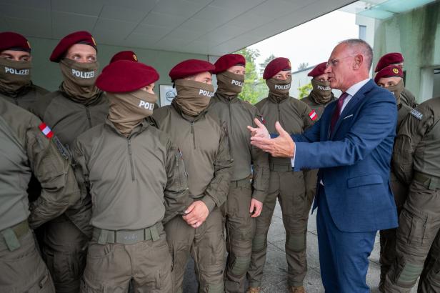 Innenminister Gerhard Karner mit den neuen Beamten im Gespräch