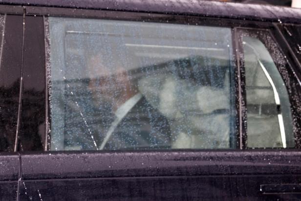 Prinz Harry nach seinem Treffen mit Vater Charles Durch eine regennasse Autoscheibe ist Prinz Harry im Anzug zu sehen. Das Bild wurde nach Harrys Treffen mit Vater Charles aufgenommen.