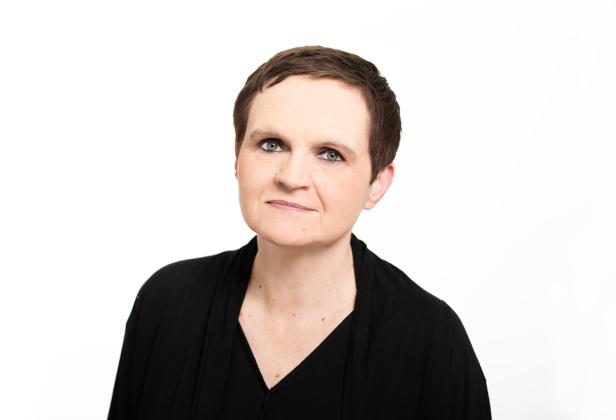 Bildungspsychologin Barbara Schober vor weißem Hintergrund.