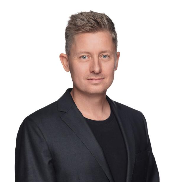 Martin Halla vor weißem Hintergrund.