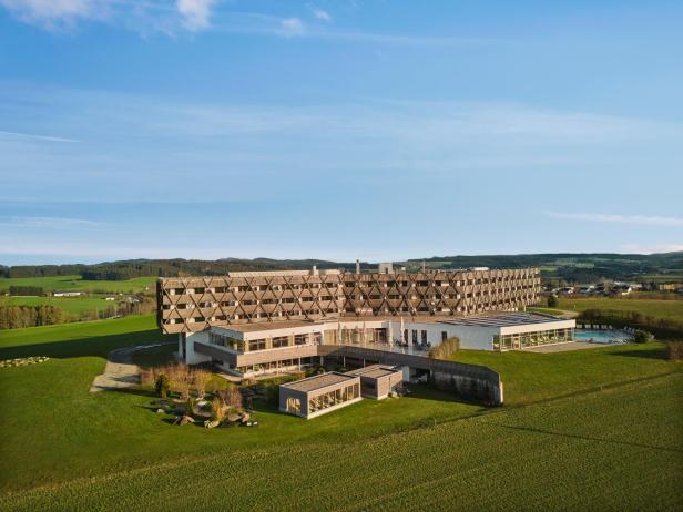 Ein Luxushotel mit Außenpool inmitten der Natur.
