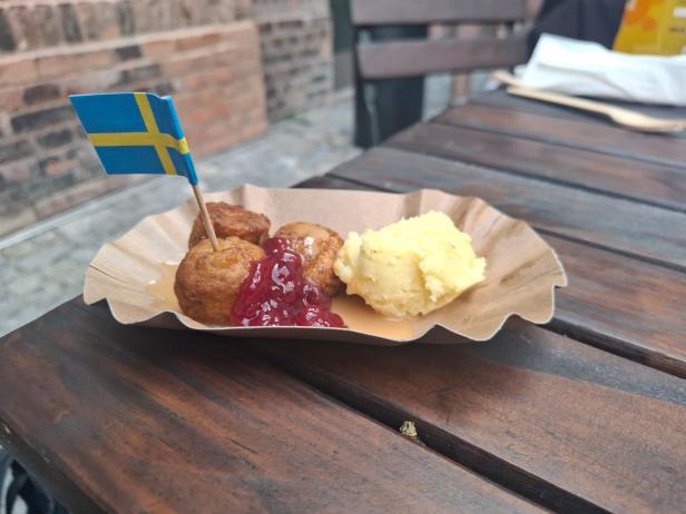 Fleisch-und-Gemüse-Bällchen mit Erdäpfelpüree, Rahmsauce und Preiselbeeren.