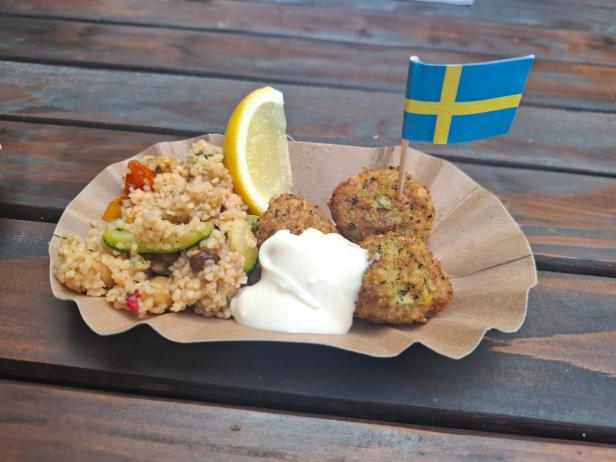 Falafel (im Vordergrund) mit Couscous, Gemüse und Aioli.