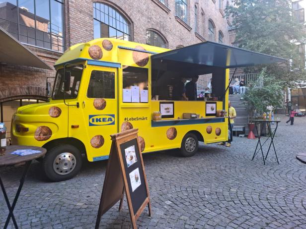 Ein gelber Foodtruck, gebrandet mit dem Ikea-Logo im Wiener WUK.