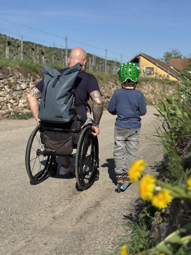 Gerhard Holnsteiner und sein Sohn sind von hinten bei einer Wanderung durch die Wachau zu sehen.