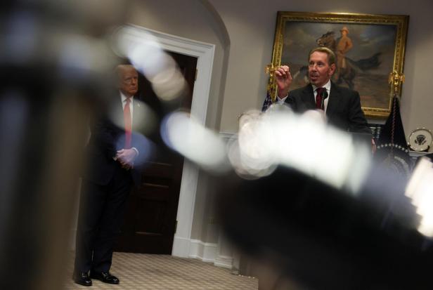 U.S. President Trump delivers remarks on Ai infrastructure at the Roosevelt room at White House in Washington Larry Ellison: Milliarden mit Software, Rechenzentren und Trump