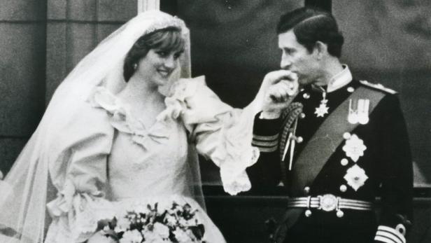 47.000 Euro für ein Kleid von Amy Winehouse