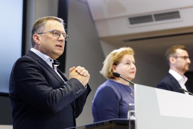 August Wöginger (ÖVP), Korinna Schumann (SPÖ) und Johannes Gasser (Neos) bei der Pensionsanpassung 2026 "Wir müssen liefern“: Was die Dreier-Koalition antreibt