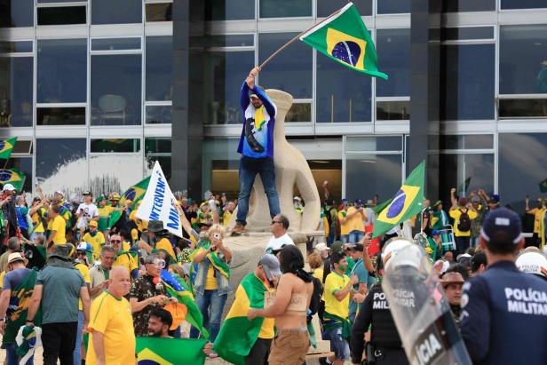 Bolsonaro-Urteil stürzt Brasilien in Jubel und Unbehagen