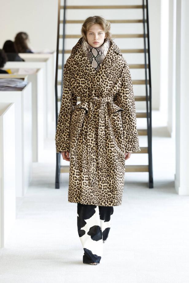 Ein Model präsentiert einen Leopardenmantel und Hosen im Kuhfellmuster von Duran Lantink (Herbst/Winter 2025/26).