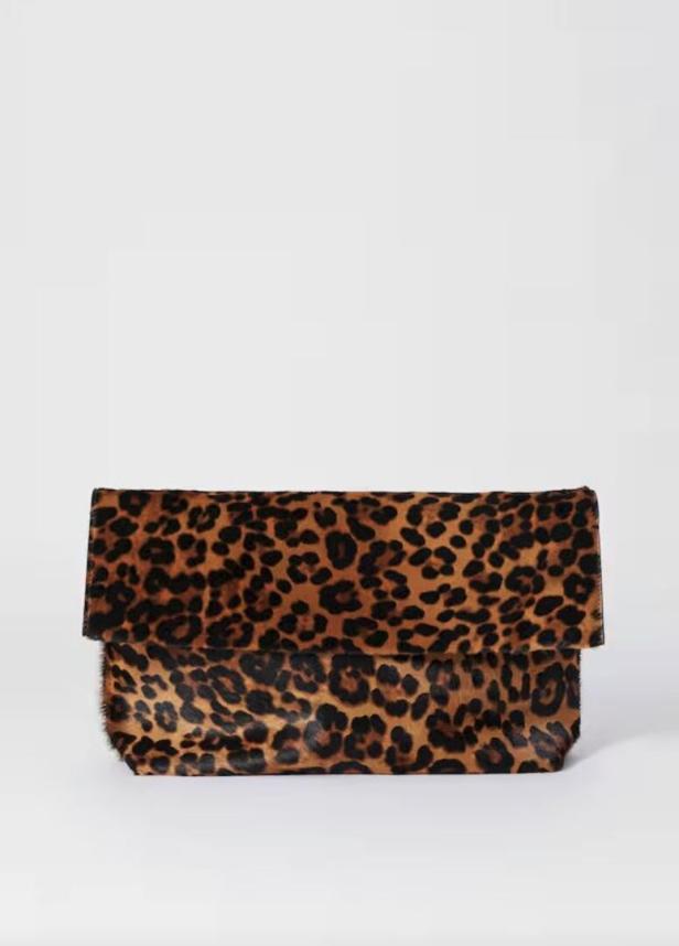 Eine Clutch mit Leopardenmuster vor einem neutralen Hintergrund.