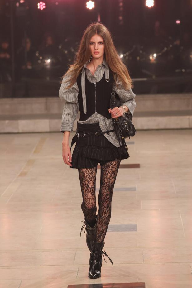 Ein Model läuft auf dem Laufsteg bei der Isabel Marant Modenschau Herbst/Winter 2025-2026.