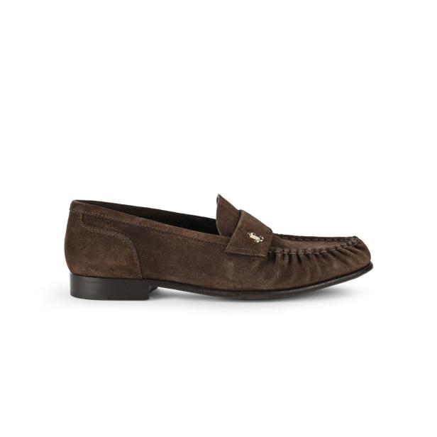 Ein brauner Wildleder-Loafer mit einer goldenen Verzierung.