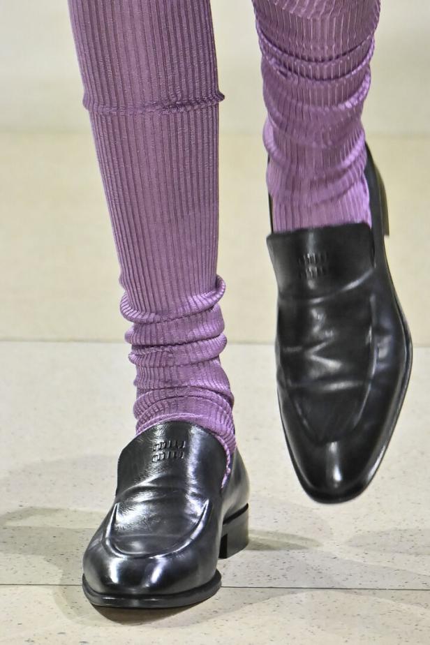 Schwarze Miu Miu Loafer mit gerüschten, lavendelfarbenen Socken auf dem Laufsteg Herbst/Winter 2025-2026.