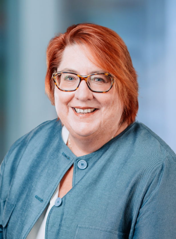 Eine Frau mit roten Haaren 