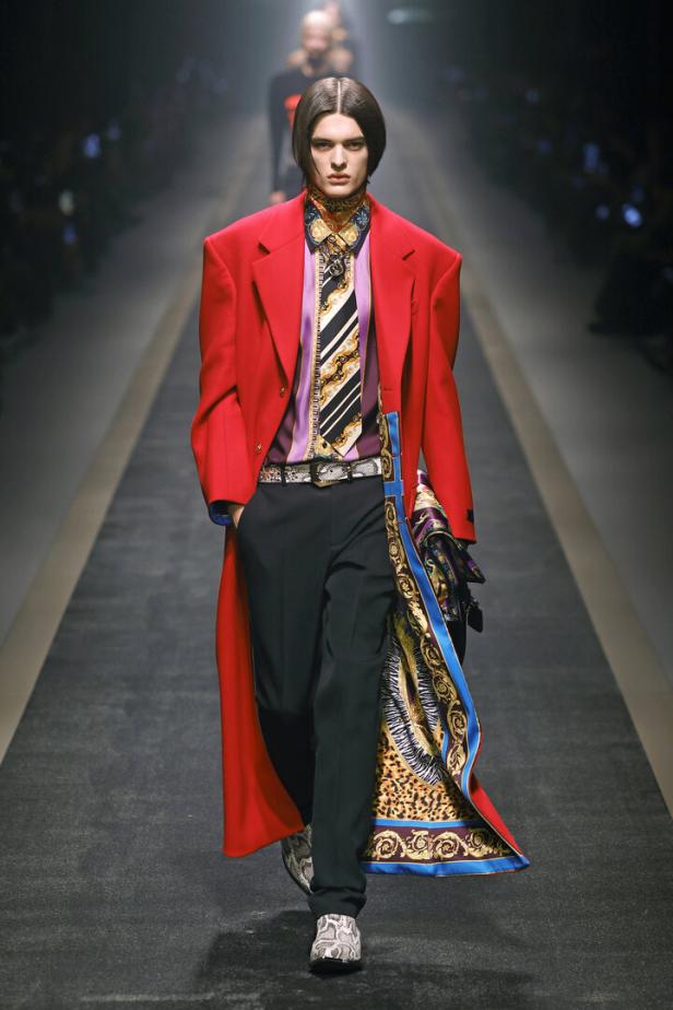 Ein Model präsentiert ein Outfit von Versace bei der Mailänder Modewoche Herbst/Winter 2025/26.