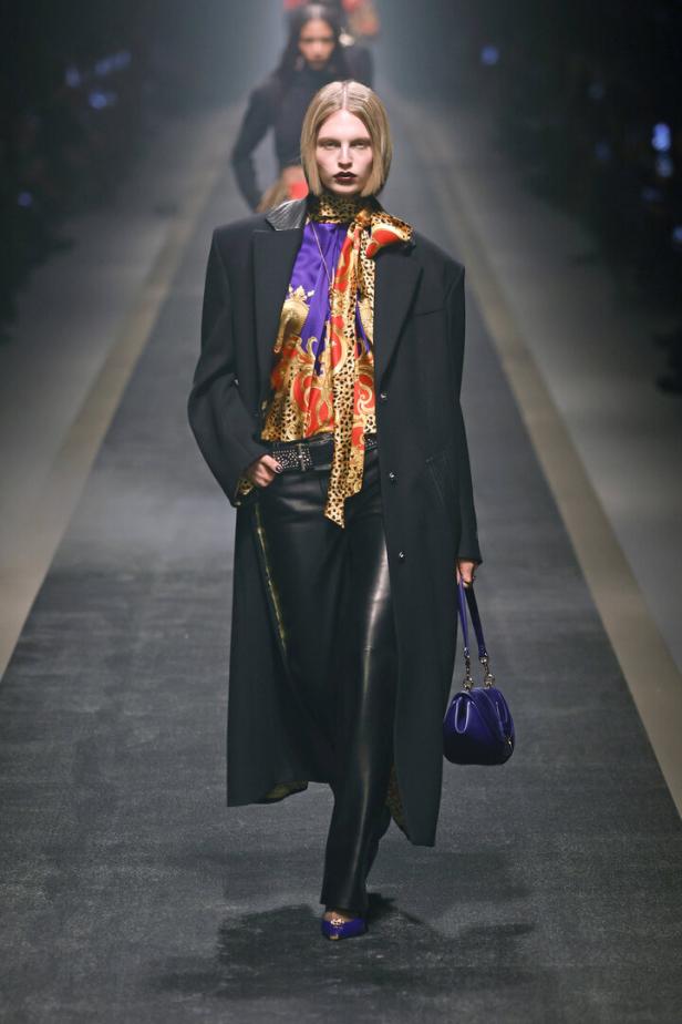 Ein Model präsentiert ein Outfit von Versace bei der Mailänder Fashion Week Herbst/Winter 2025/2026.