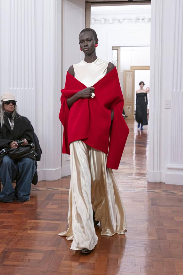 Ein Model präsentiert ein Outfit von Alberta Ferretti auf einem Laufsteg.