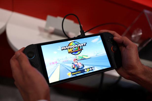 Eine Person spielt „Mario Kart World“ auf einer Nintendo Switch 2 in London.