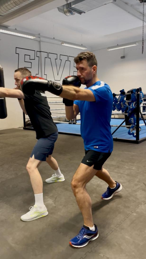 Redakteur Alexander Kern beim Boxtraining.