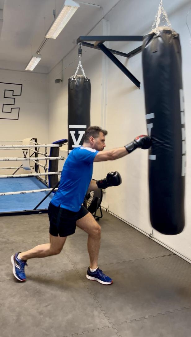 Redakteur Alexander Kern beim Boxtraining.