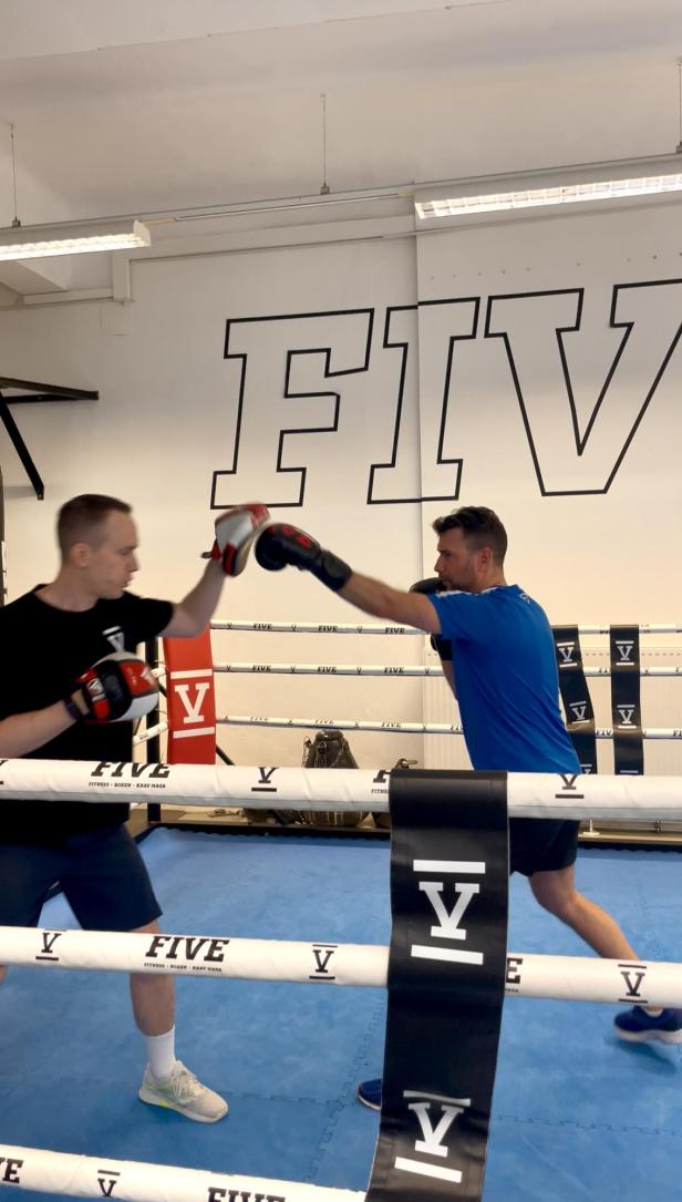 Redakteur Alexander Kern beim Boxtraining.