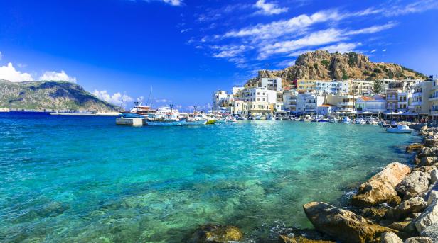 Blick auf die Stadt Pigadia auf der griechischen Insel Karpathos.
