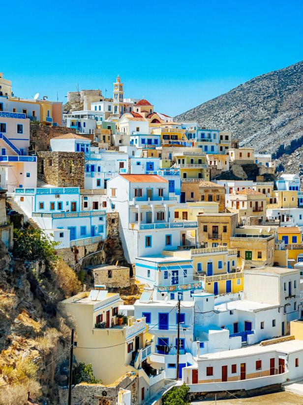 Blick auf die farbenfrohen Häuser von Olymbos auf Karpathos.