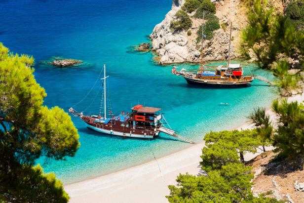 Der wunderschöne Apella-Strand auf der Insel Karpathos, Griechenland.
